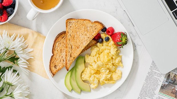 duy trì bữa ăn sáng lành mạnh để bảo vệ sức khỏe tốt