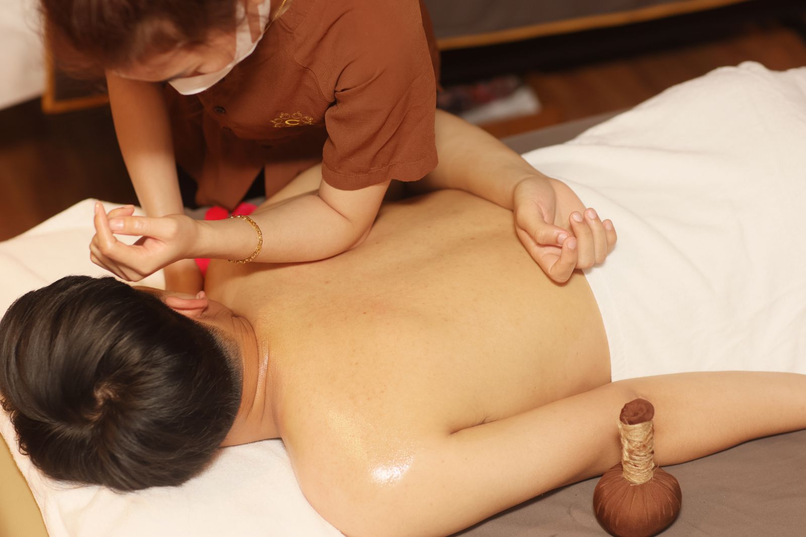 massage  mô  sâu  và  ấn  huyêth