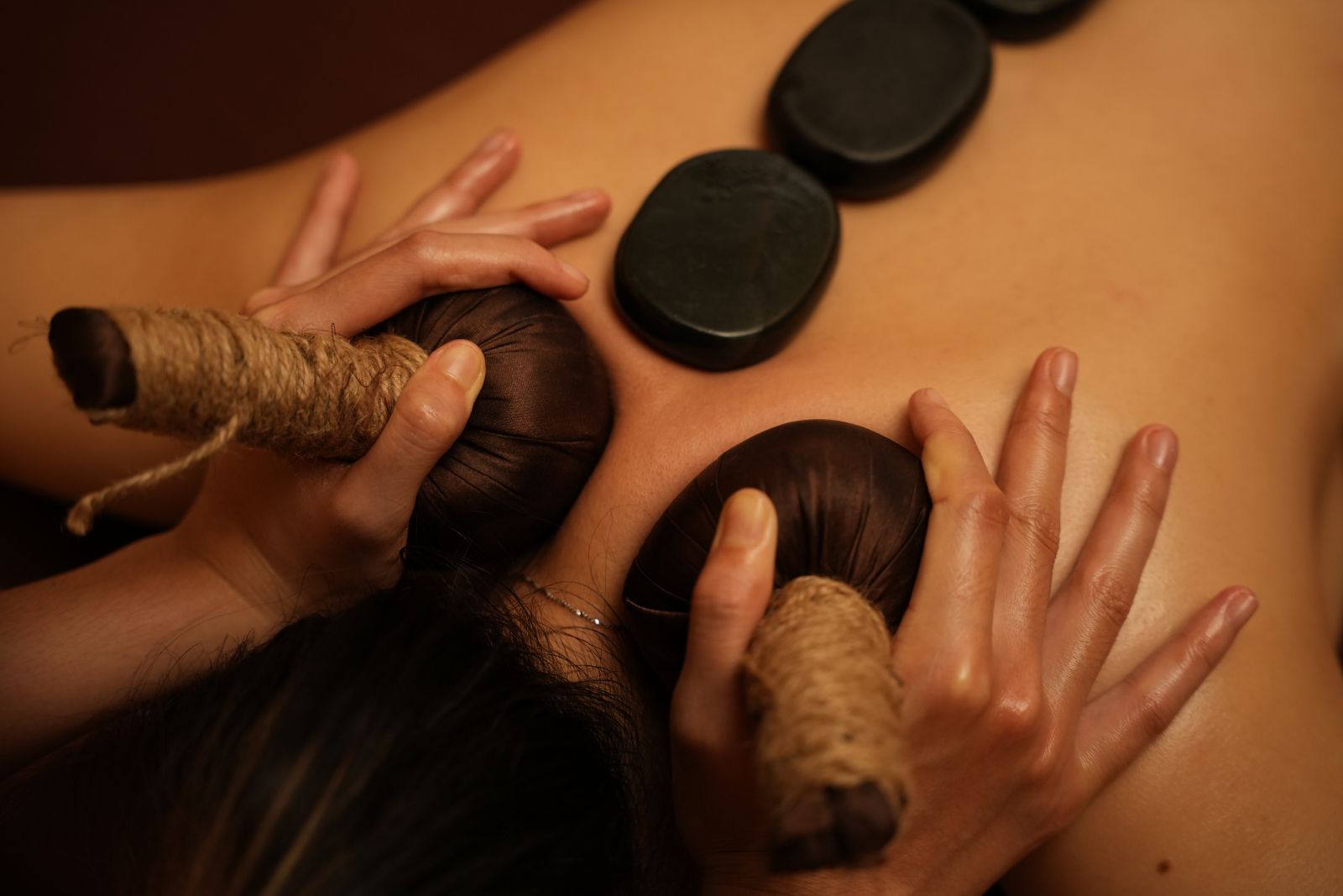 massage đá nóng thảo dược