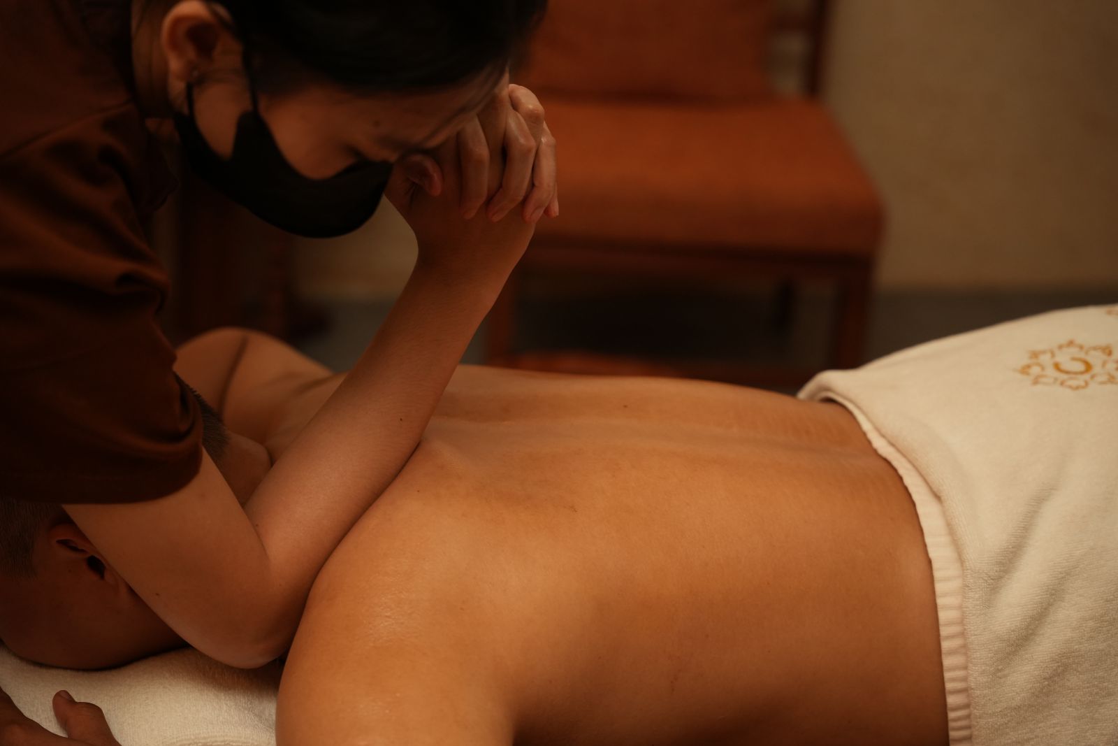 massage mô sâu ấn huyệt tại Charm spa Đà Nẵng