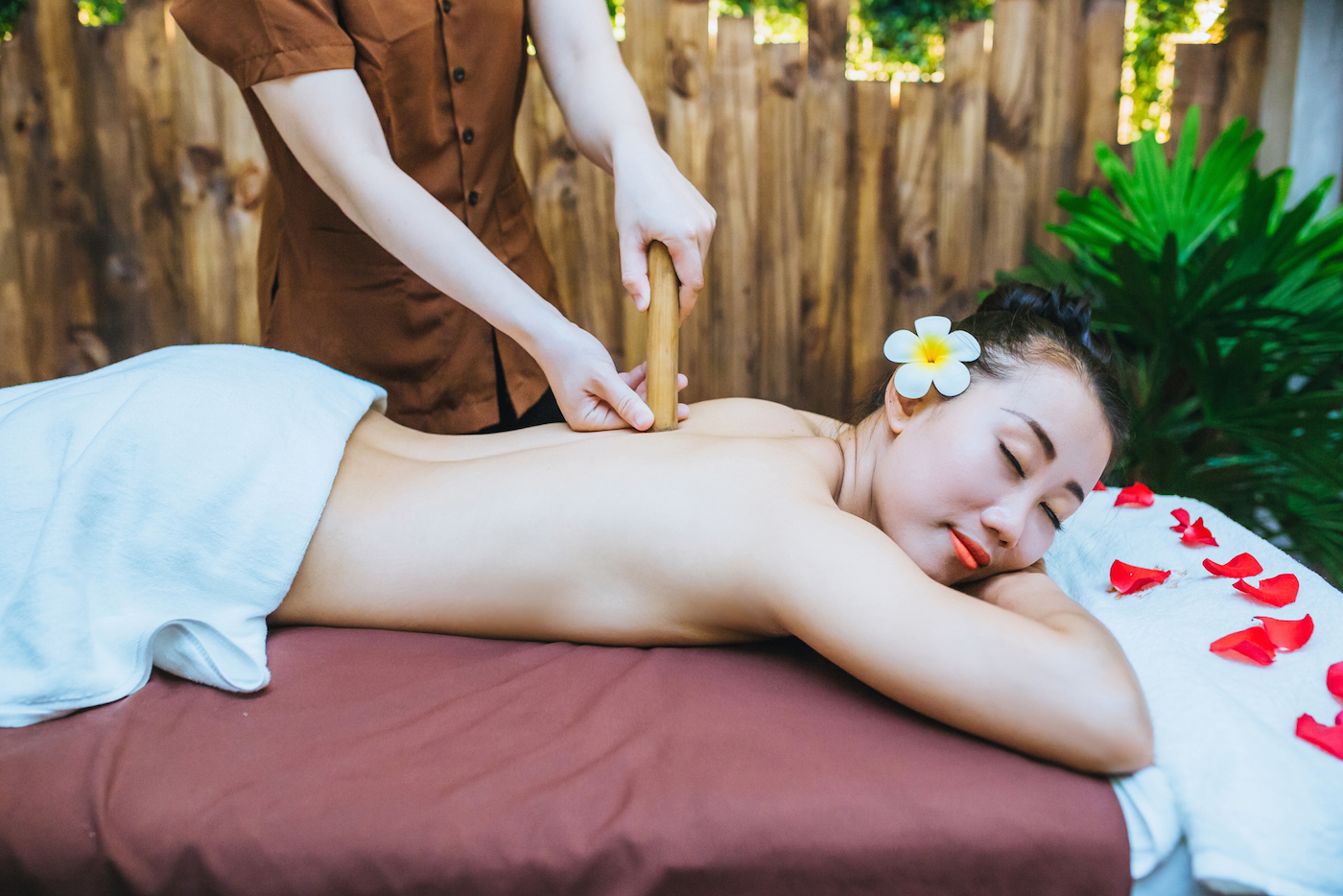 massage ống tre hỗ trợ giảm đau lưng